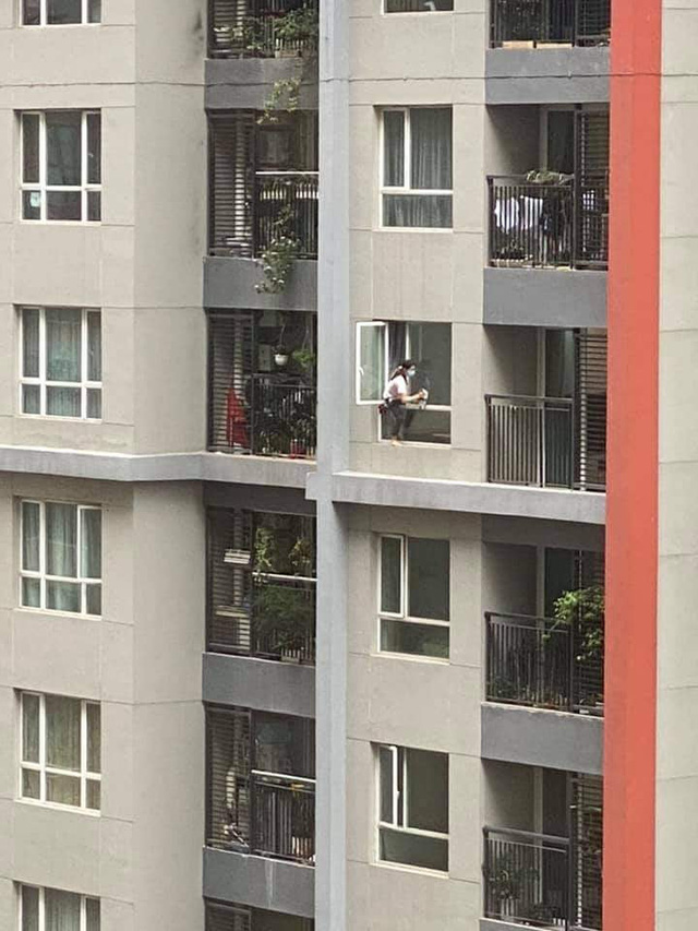 Nữ giúp việc liều mình trèo hẳn ra ngoài cửa sổ chung cư để lau kính - Ảnh 3
