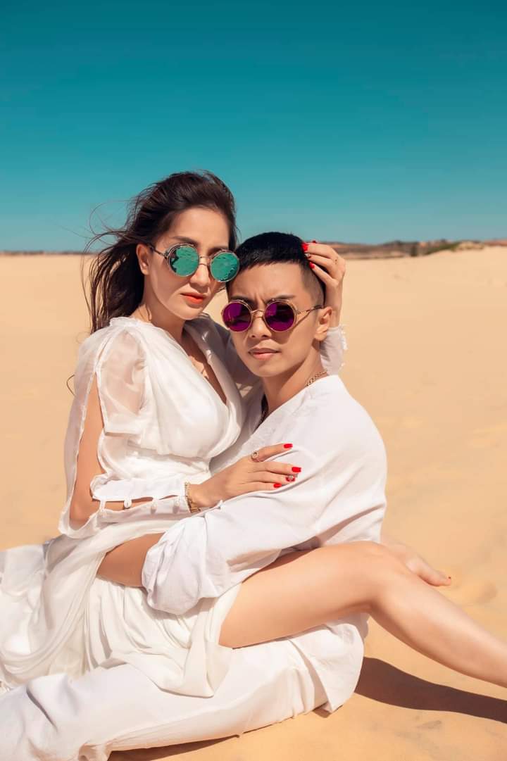 Vợ chồng Khánh Thi - Phan Hiển tung bộ ảnh tình tứ bên nhau giữa đồi cát  - Ảnh 5