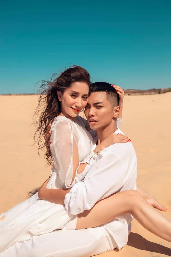 Vợ chồng Khánh Thi - Phan Hiển tung bộ ảnh tình tứ bên nhau giữa đồi cát  - Ảnh 4