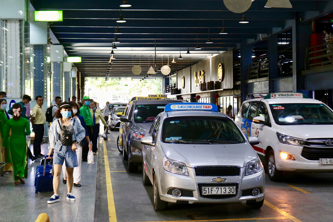 Sân bay Tân Sơn Nhất quyết định mở thêm làn cho xe công nghệ. Ảnh: VNEpress.