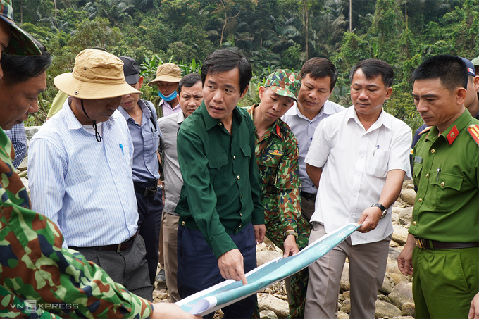 Ông Nguyễn Văn Phương, Phó chủ tịch tỉnh Thừa Thiên Huế (áo xanh, đang chỉ tay vào bản đồ), khảo sát thực địa cùng lực lượng tìm kiếm. Ảnh: VNExpress.