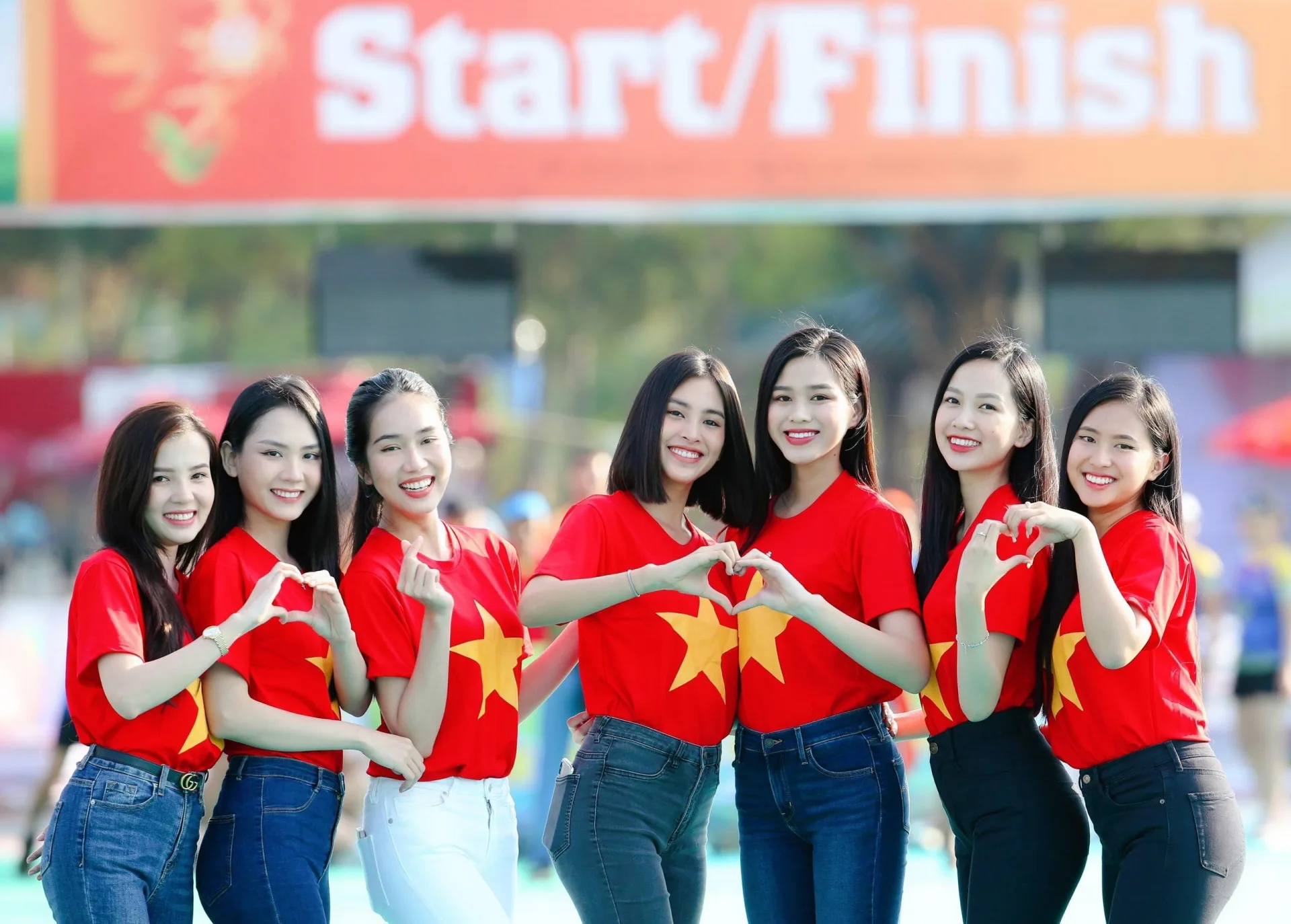 Hoa hậu Đỗ Thị Hà đọ sắc 