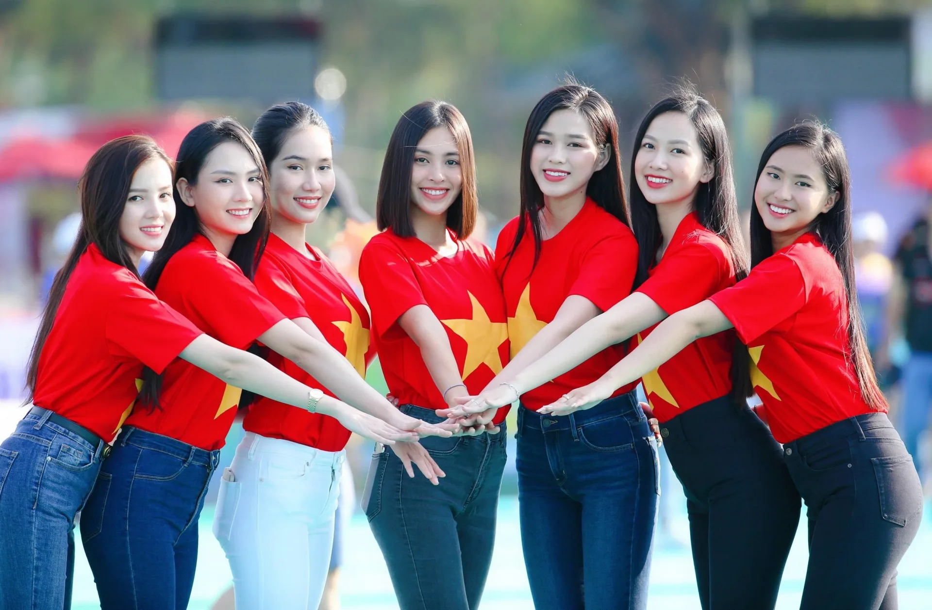 Hoa hậu Đỗ Thị Hà đọ sắc 