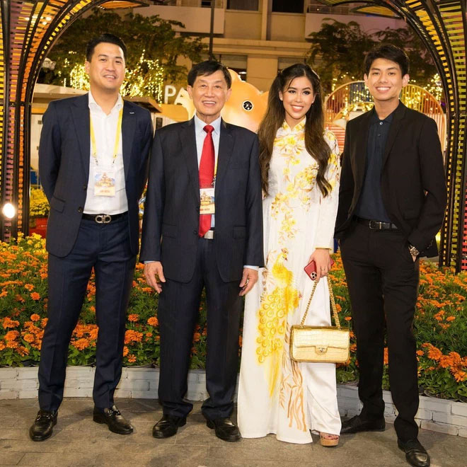 4 nam nhân gia đình tỷ phú Jonathan Hạnh Nguyễn đứng chung khung hình - Ảnh 3