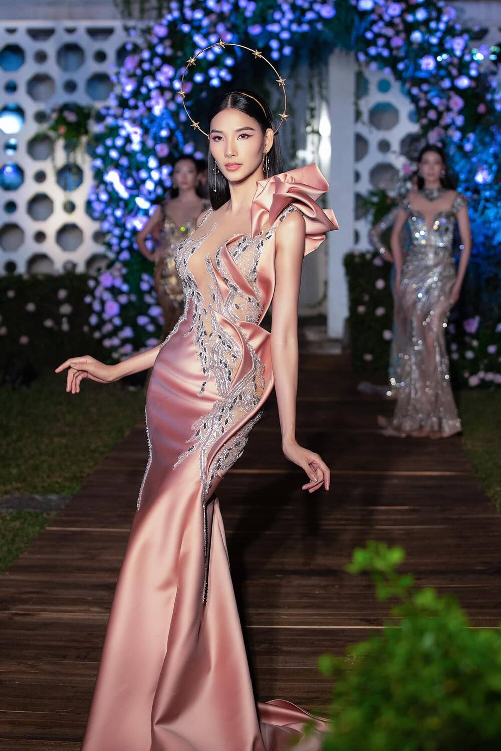 Hoàng Thùy ủng hộ Miss Universe Vietnam trao 2 vương miện cho 2 Hoa hậu - Ảnh 5