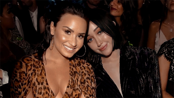 Demi Lovato (trái) và Noah Cyrus.