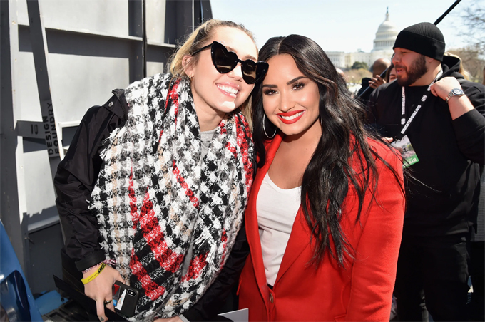 Miley Cyrus và Demi Lovato.