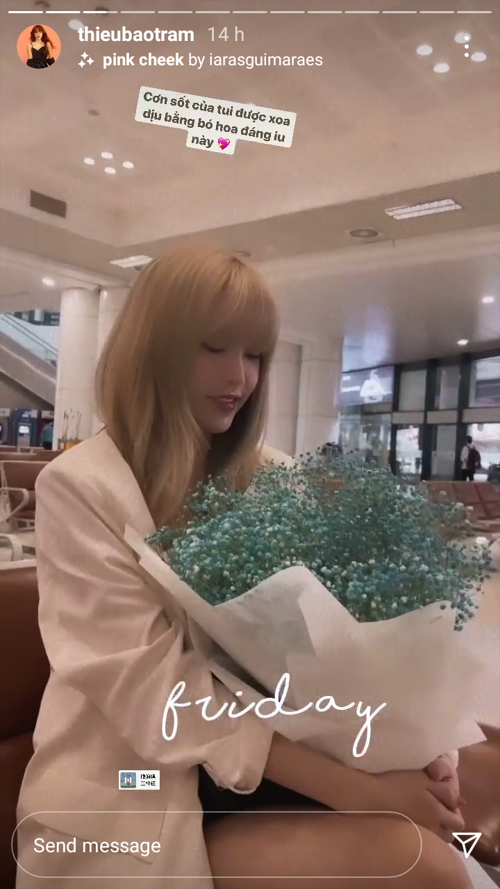 Gương mặt hạnh phúc của cô nàng khi được nhận hoa.