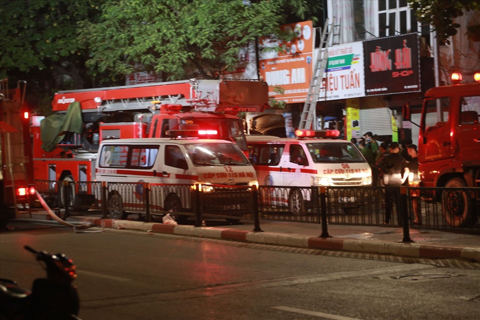 Hà Nội: Hiện trường đau lòng cháy nhà giữa đêm khiến 4 người tử vong - Ảnh 1