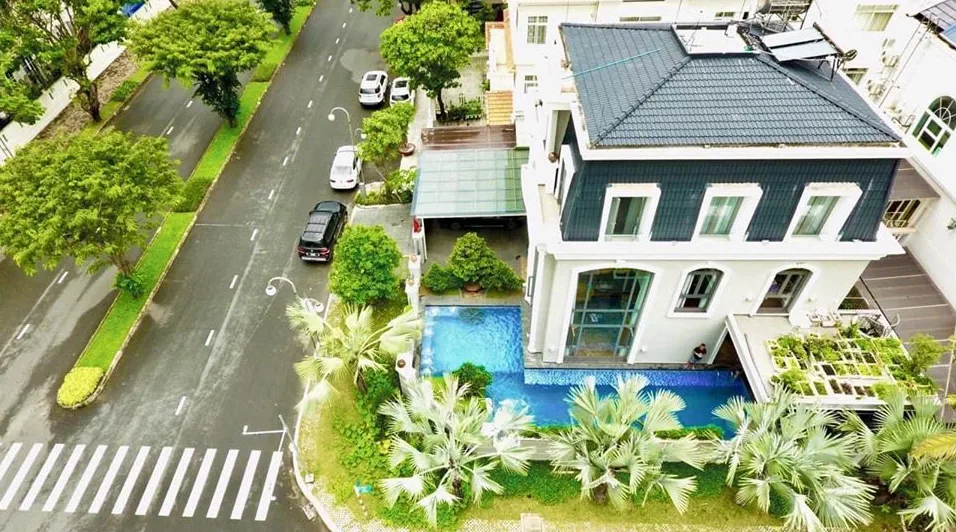 Được chồng chiều như Bảo Thy: Lười bơi vì nước có mùi clo, chồng liền thay ngay nước biển vào bể bơi - Ảnh 1