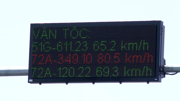 Bảng điện tử hiện thị vận tốc, màu đỏ là phương tiện vi phạm tốc độ. Ảnh: Người Lao Động.