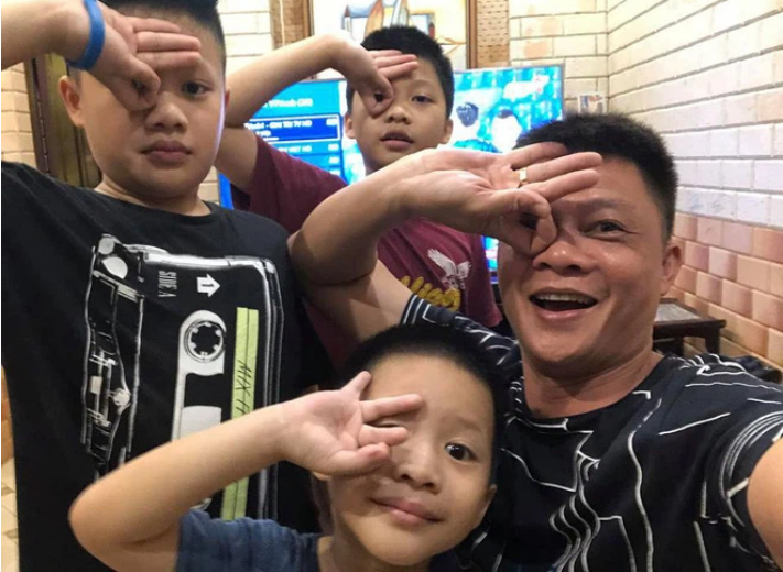 Con trai BTV Quang Minh làm host chương trình 'tầm cỡ quốc tế' khi mới lớp 1 - Ảnh 1