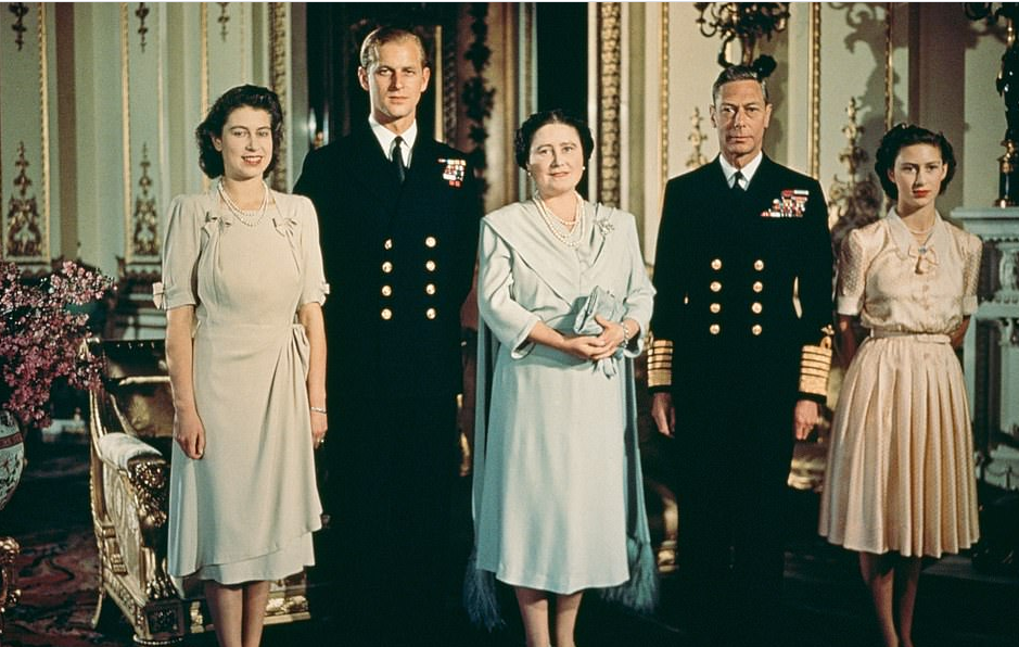Hai bức ảnh tại Cung điện Buckingham đánh dấu lễ đính hôn của Công chúa Elizabeth (sau này là Nữ hoàng Elizabeth II) và Philip Mountbatten (sau này là Công tước xứ Edinburgh), vào tháng 7/1947.