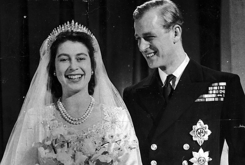 1947: Mùa Thu năm 1947, cặp đôi chính thức kết hôn. Công chúa Elizabeth cuối cùng đã vượt qua được hết mọi rào cản để đến được với người đàn ông mình yêu thương.