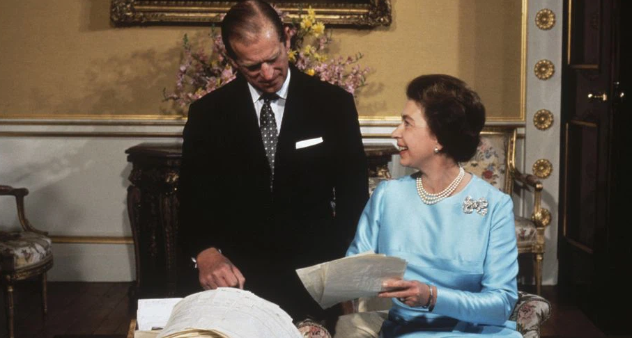 1972: Hoàng thân Philip và Nữ hoàng Elizabeth đã cùng nhau sắp xếp một giỏ thư nhân dịp kỷ niệm 25 năm ngày cưới của họ.
