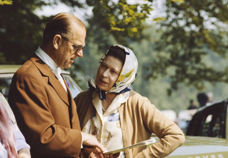 1982: Cặp đôi trò chuyện cùng nhau trong buổi biểu diễn đua ngựa Windsor của Hoàng gia tại lâu đài Windsor.