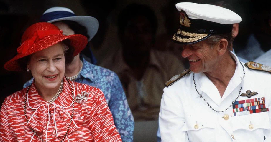 1982: Nữ hoàng và Hoàng thân Philip trong chuyến công du đến Kiribati, Nam Thái Bình Dương vào mùa Thu năm 1982.