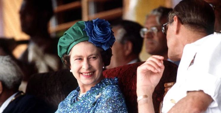 1982: Nữ hoàng mỉm cười với chồng trong chuyến công du tới Nam Thái Bình Dương của họ ở Fiji.