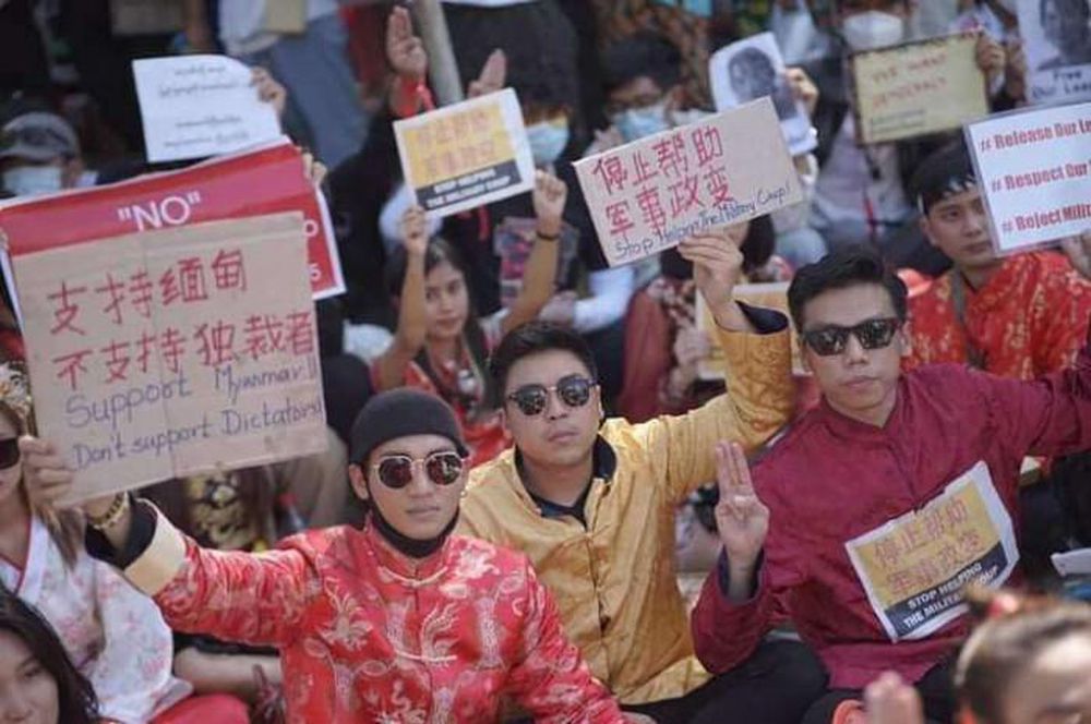Tích cực biểu tình, 'nam thần Myanmar' Paing Takhon bị 50 binh sĩ bắt giữ - Ảnh 2