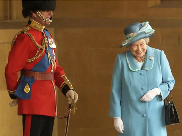 Bức ảnh Nữ hoàng Anh cười với Hoàng thân Philip đang gây bão MXH.