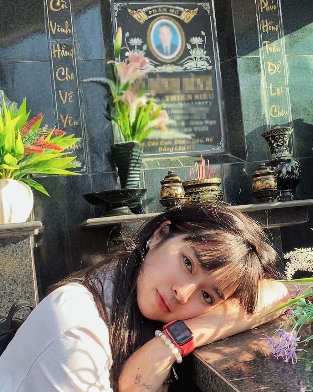 Khánh Vân (Mắt Biếc) lại gây tranh cãi khi chụp ảnh trên mộ của người thân quá cố - Ảnh 4
