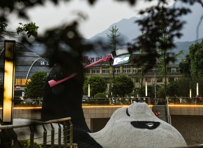 Tượng gấu trúc 130 tấn 'nằm ngửa selfie' gây sốt ở Trung Quốc - Ảnh 2