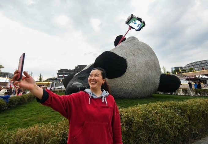 Tượng gấu trúc 130 tấn 'nằm ngửa selfie' gây sốt ở Trung Quốc - Ảnh 4