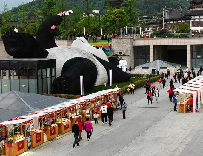 Tượng gấu trúc 130 tấn 'nằm ngửa selfie' gây sốt ở Trung Quốc - Ảnh 5