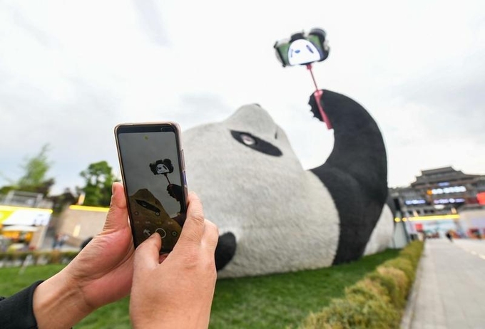Tượng gấu trúc 130 tấn 'nằm ngửa selfie' gây sốt ở Trung Quốc - Ảnh 6