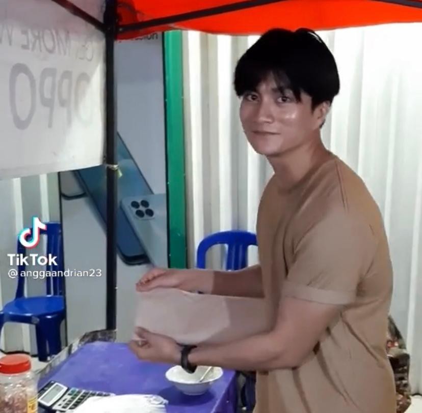 Giống mỹ nam Lee Min Ho, chàng trai bán cơm bất ngờ nổi rần rần - Ảnh 3