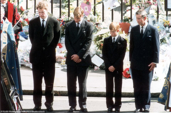 William và Harry bị tách nhau ra trong tang lễ hoàng thân Philip - Ảnh 5