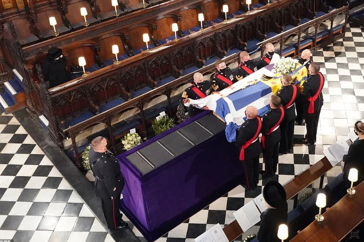 Nữ hoàng Anh bật khóc, đứng lặng người trong đám tang Hoàng thân Philip - Ảnh 5