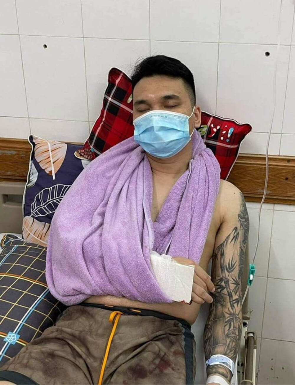 Hình ảnh đau đớn của Khắc Việt tại bệnh viện.