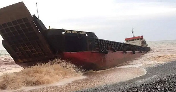 Tàu Philippines gặp nạn giữa siêu bão Surigae, 20 thủy thủ mất tích