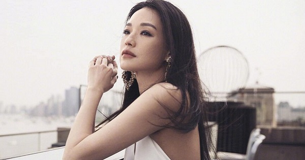 Thư Kỳ khoe lưng trần mượt mà tuổi 45
