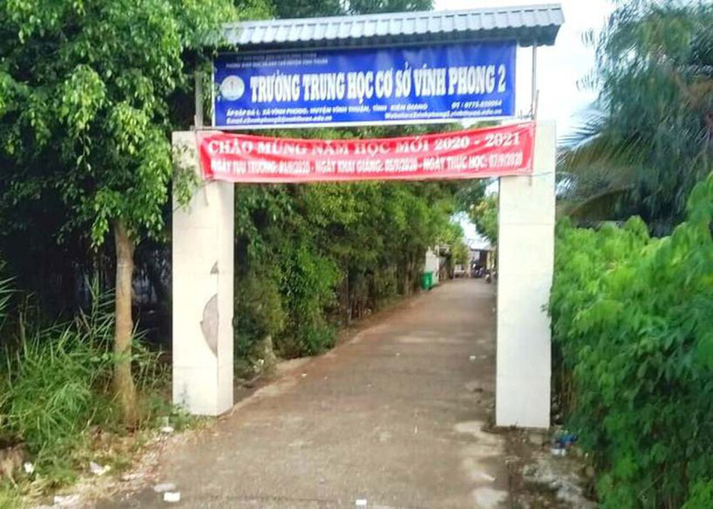 Hiệu trưởng Trường THCS Vĩnh Phong 2 bị giáng chức vì có giáo viên vào nhà nghỉ với học sinh.