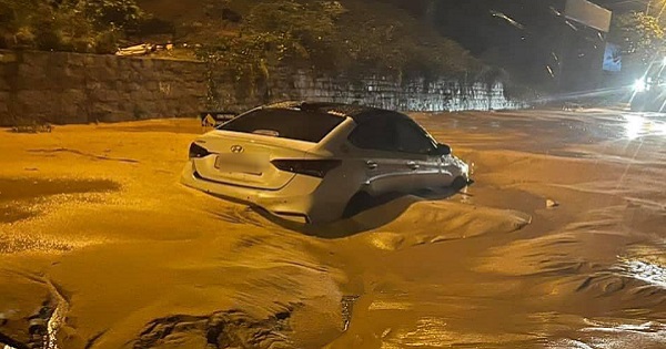 Bình Thuận: Mưa lớn làm cát chảy tràn xuống đường