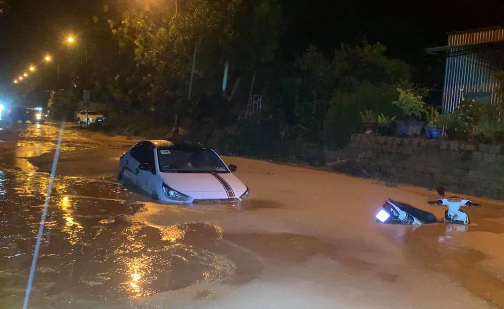 Bình Thuận: Mưa lớn làm cát chảy tràn xuống đường 'chôn' luôn xe hơi - Ảnh 2