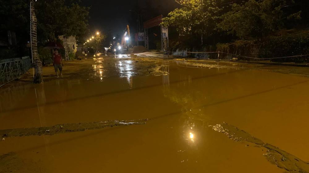 Bình Thuận: Mưa lớn làm cát chảy tràn xuống đường 'chôn' luôn xe hơi - Ảnh 3
