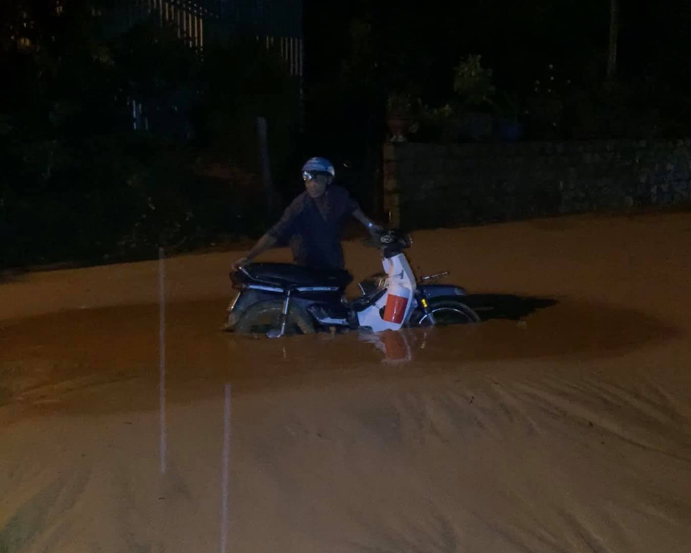Bình Thuận: Mưa lớn làm cát chảy tràn xuống đường 'chôn' luôn xe hơi - Ảnh 4