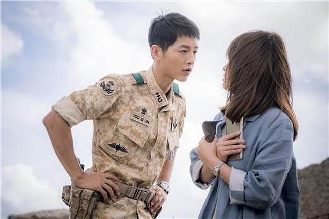 Song Hye Kyo gây sốt với bức ảnh lần đầu được hé lộ của bác sĩ Kang trong 'Hậu duệ mặt trời' - Ảnh 4