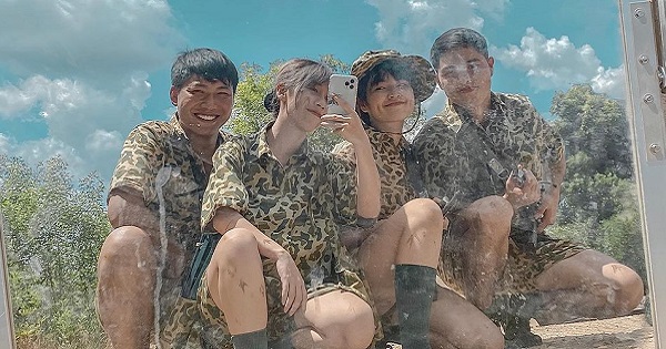 Hậu Hoàng đăng ảnh tình tứ ngồi vào lòng Mũi trưởng Long