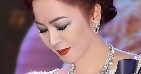 Bà Phương Hằng lần đầu bật khóc trong livestream vì lý do bất ngờ