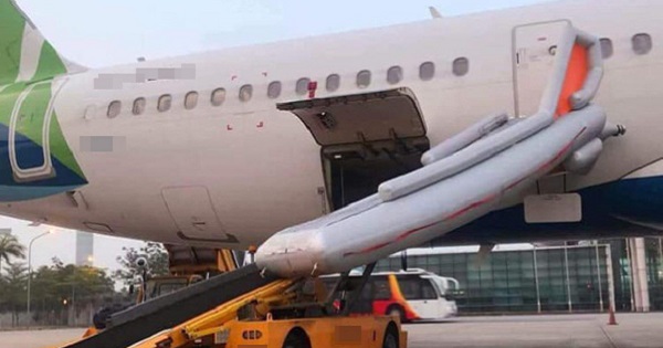 Hà Nội: Loạt chuyến bay bị gián đoạn vì hành khách mở cửa thoát hiểm