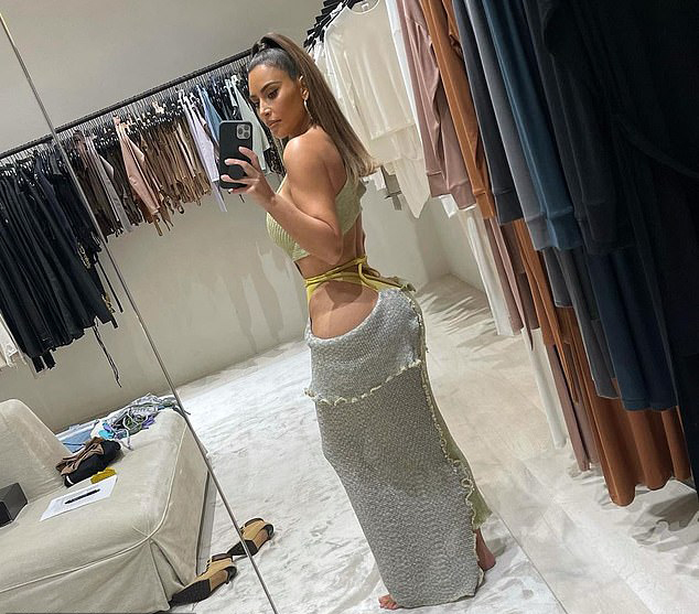 Hậu ly hôn, Kim Kardashian tích cực khoe eo 'thắt đáy lưng ong' - Ảnh 2
