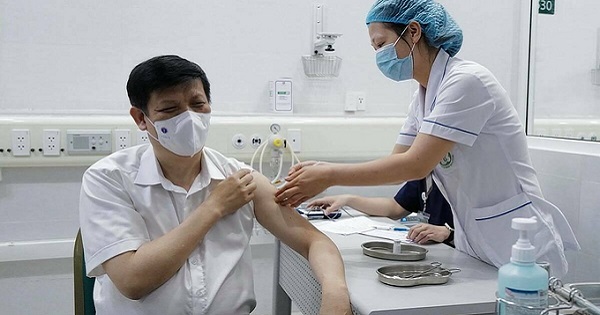 Bộ trưởng Bộ Y tế Nguyễn Thanh Long tiêm vaccine Covid-19