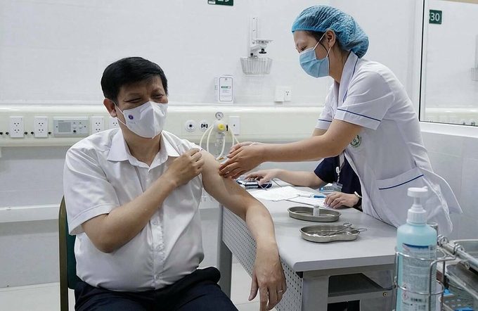 Bộ trưởng Y tế Nguyễn Thanh Long tiêm vaccine Covid-19.