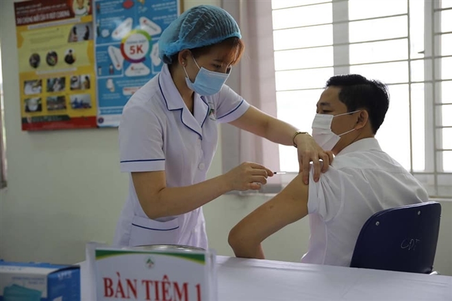 Bộ trưởng Bộ Y tế Nguyễn Thanh Long tiêm vaccine Covid-19 - Ảnh 2