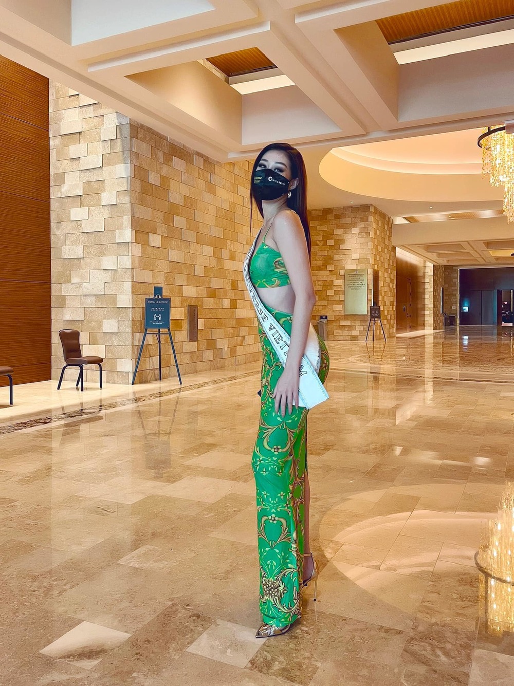 Khánh Vân còn ghi điểm mạnh bởi phong cách thời trang ấn tượng.