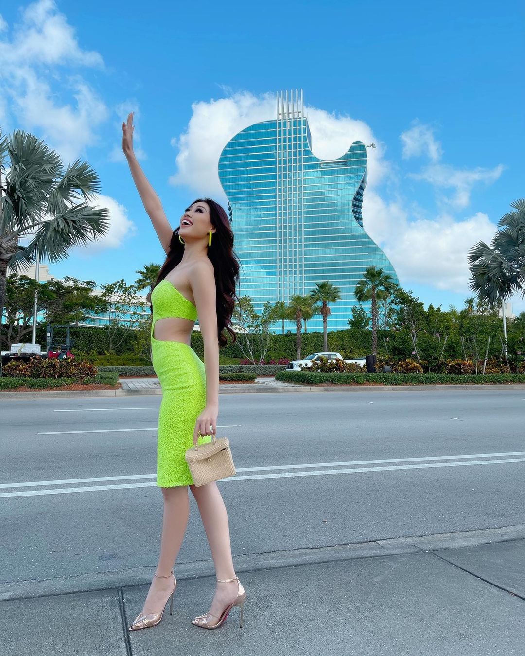 Hoa hậu Khánh Vân mang quần áo tặng bạn cùng phòng ở Miss Universe - Ảnh 4